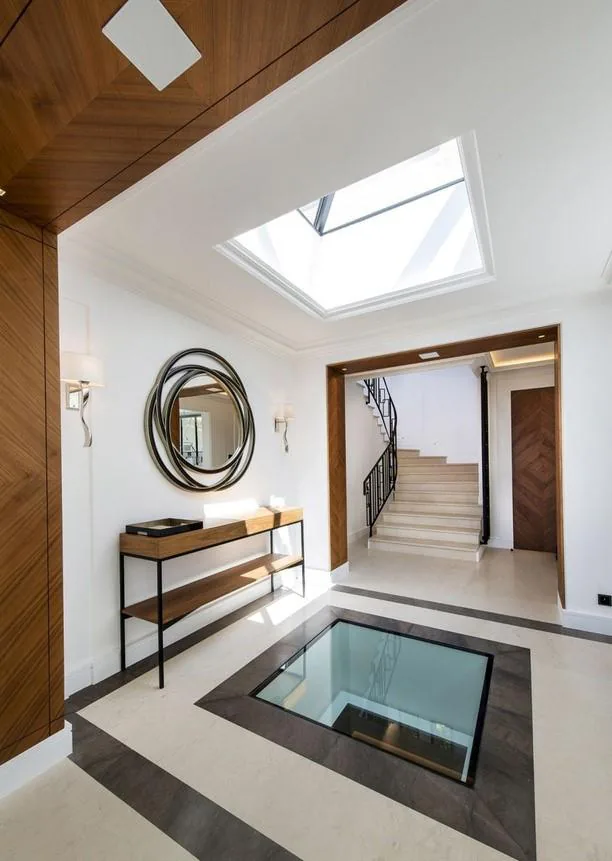 Entree avec puits de lumiere et plancher de verre