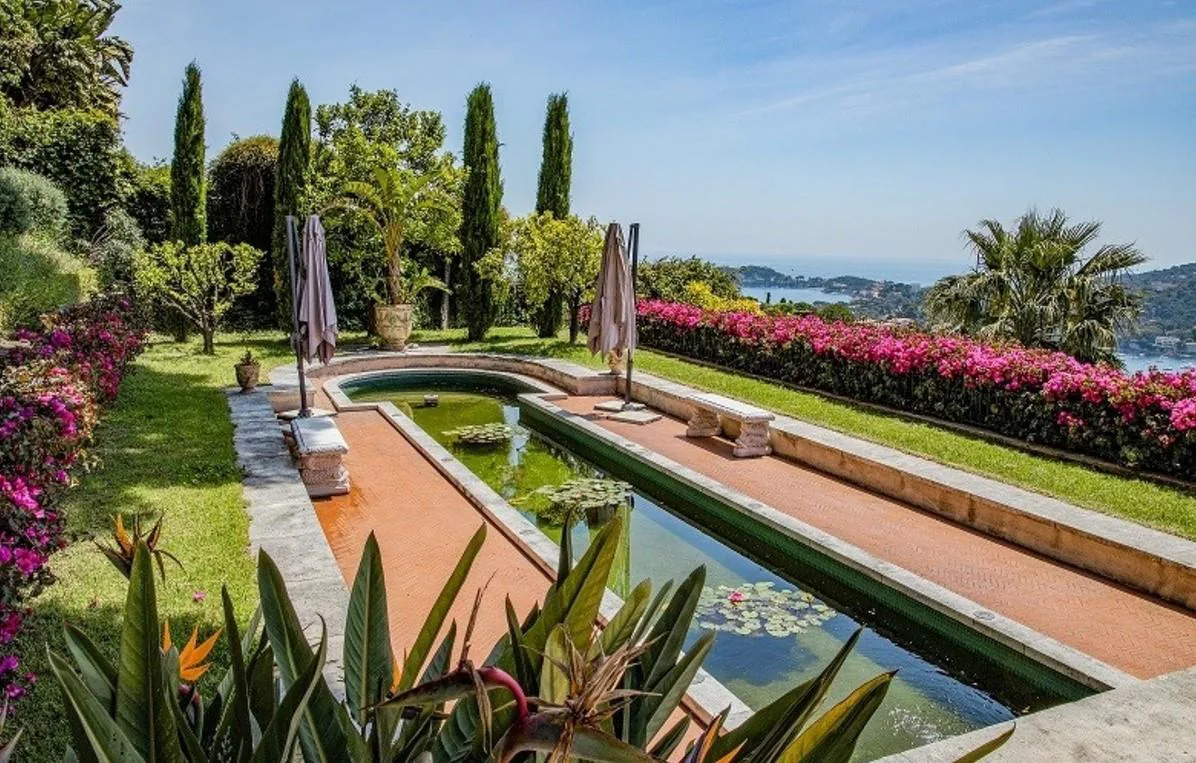 Bassins, cypres et jardin mediterraneen