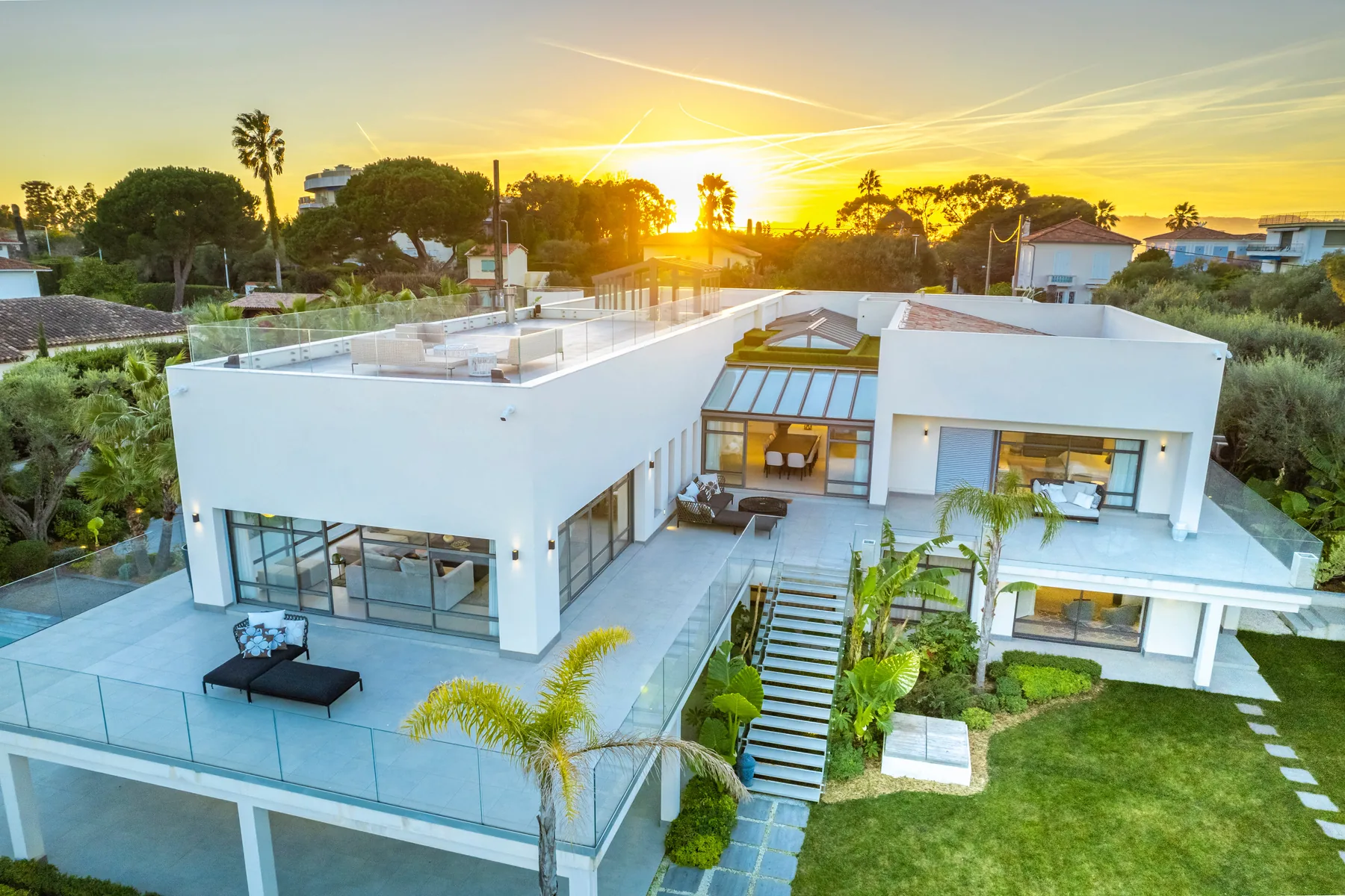 Vue plongeante sur la villa, la piscine 12x6m et le pool house