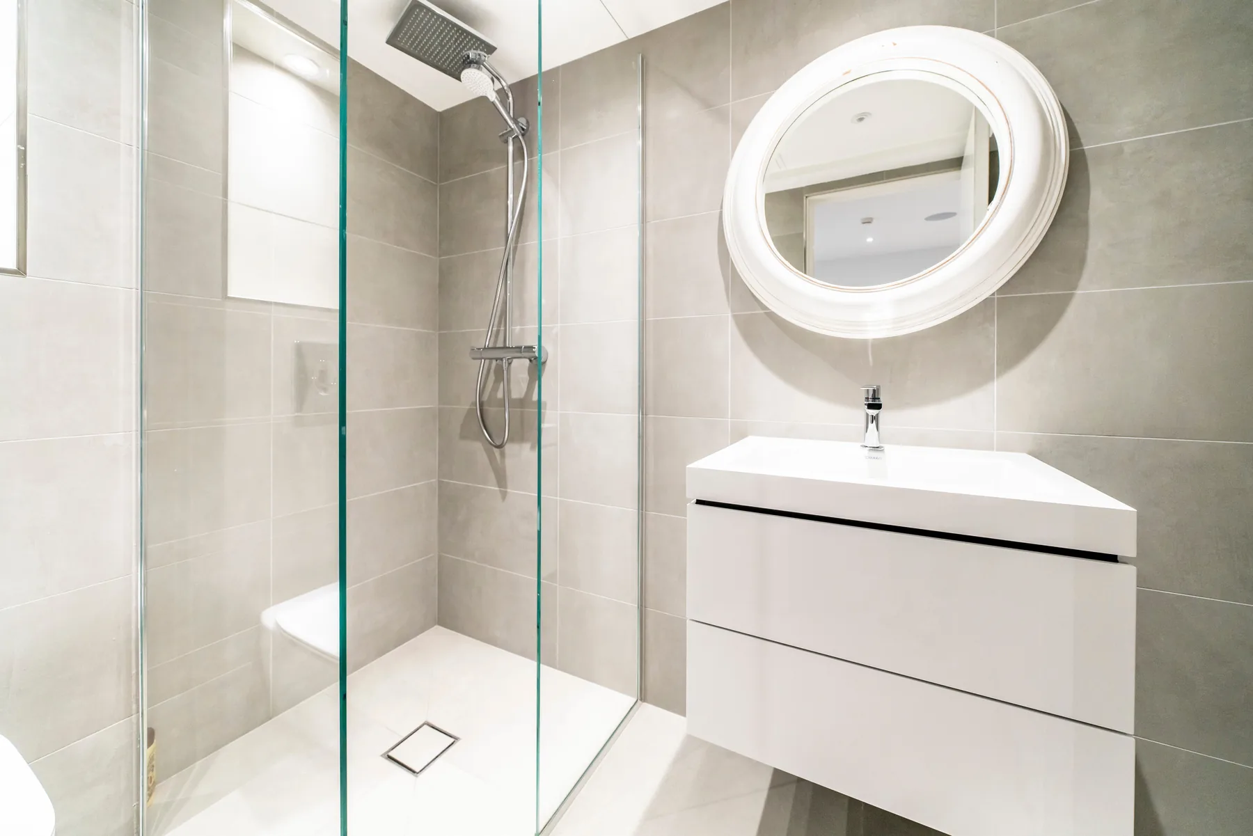 Salle de bain marbre avec vasque suspendue et baignoire encastrée