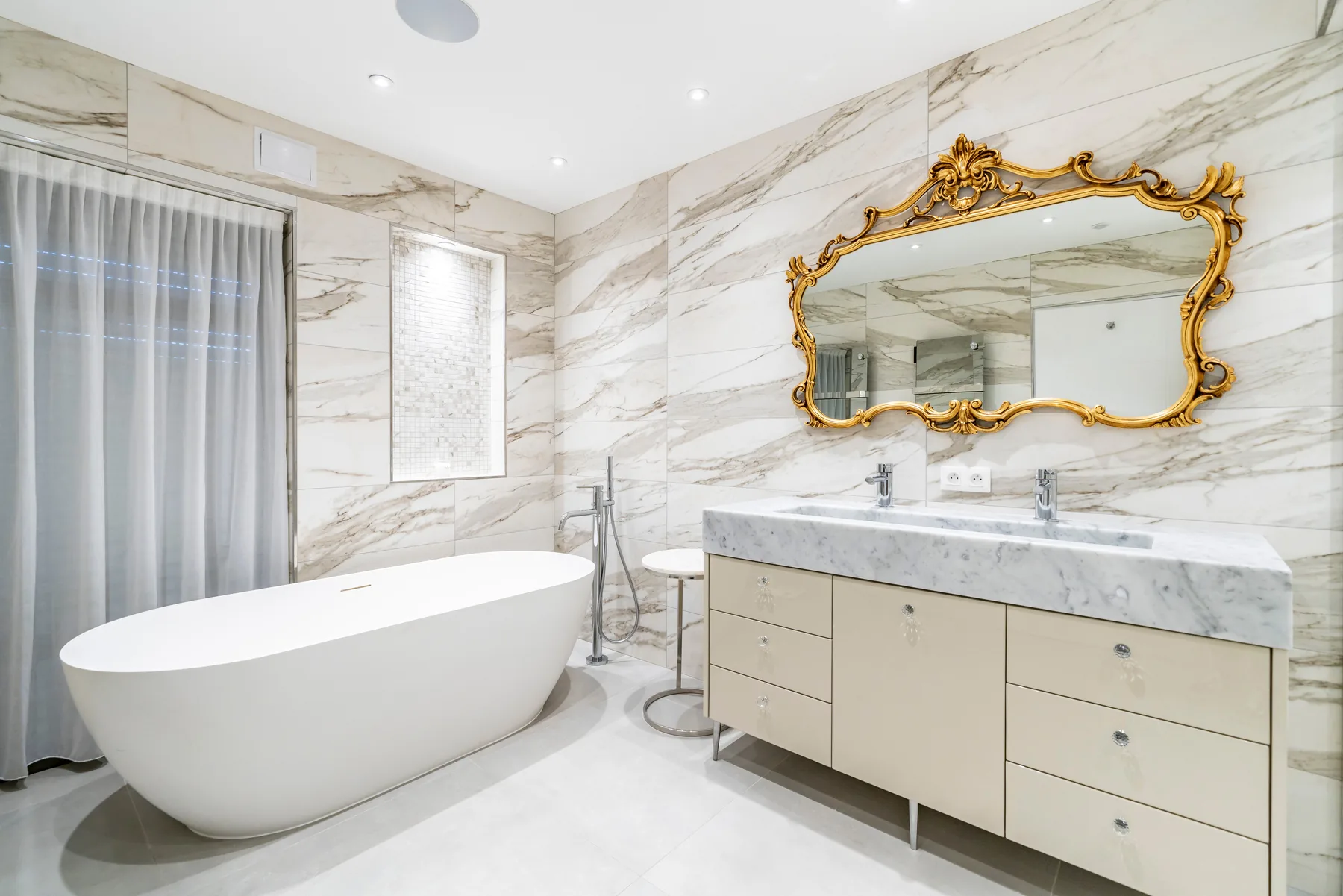 Salle de bain en suite avec douche italienne et vasque suspendue bois
