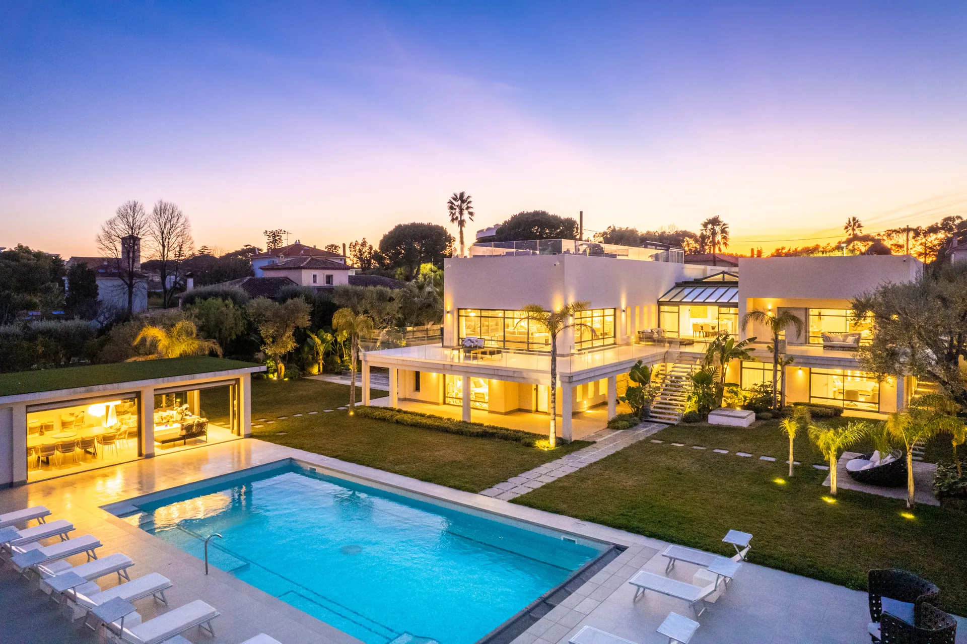 Villa Dream - architecture contemporaine au coucher du soleil avec piscine, Cap d'Antibes