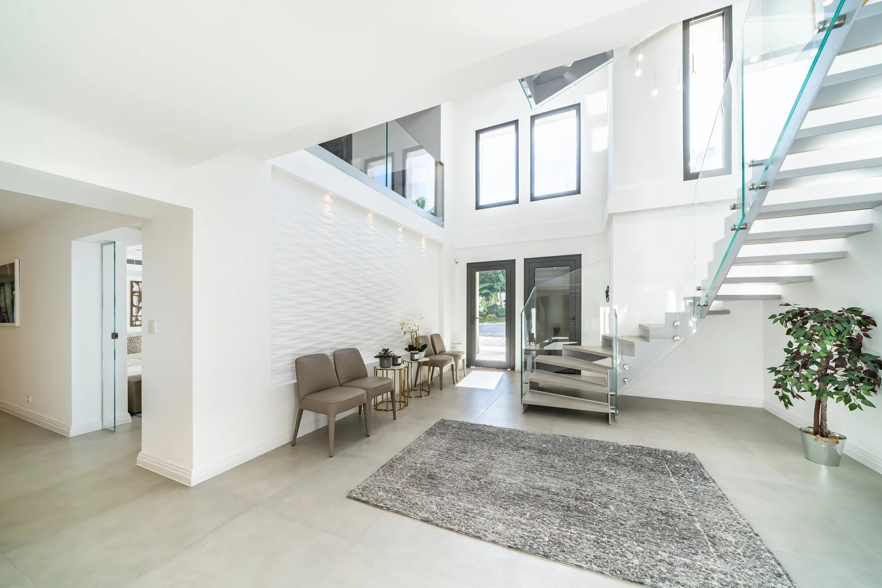 Vue ascendante de l'escalier avec garde-corps verre et véranda