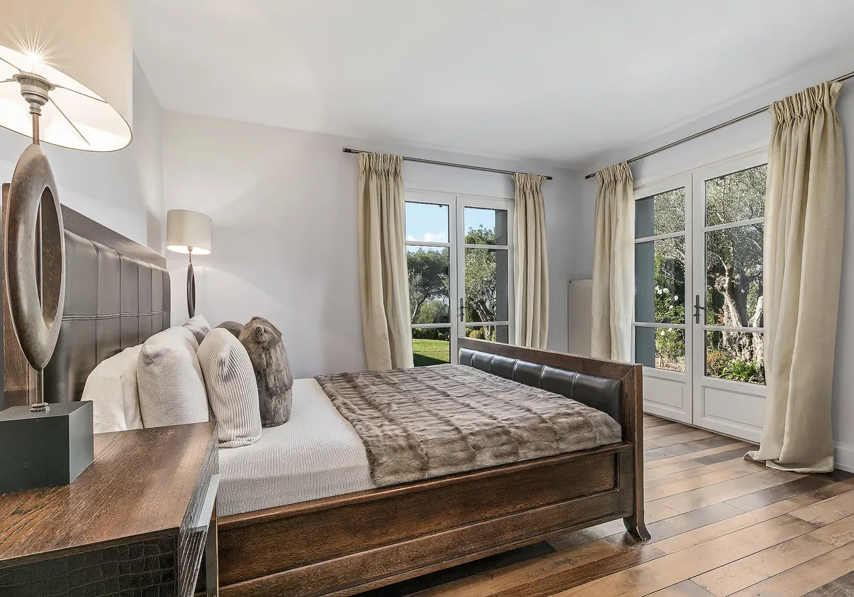 Chambre invités avec lit-traîneau bois et accès jardin