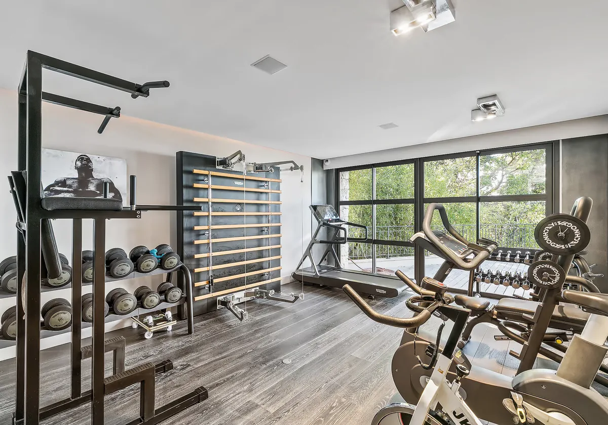 Salle de sport entièrement équipée avec rack et vélos