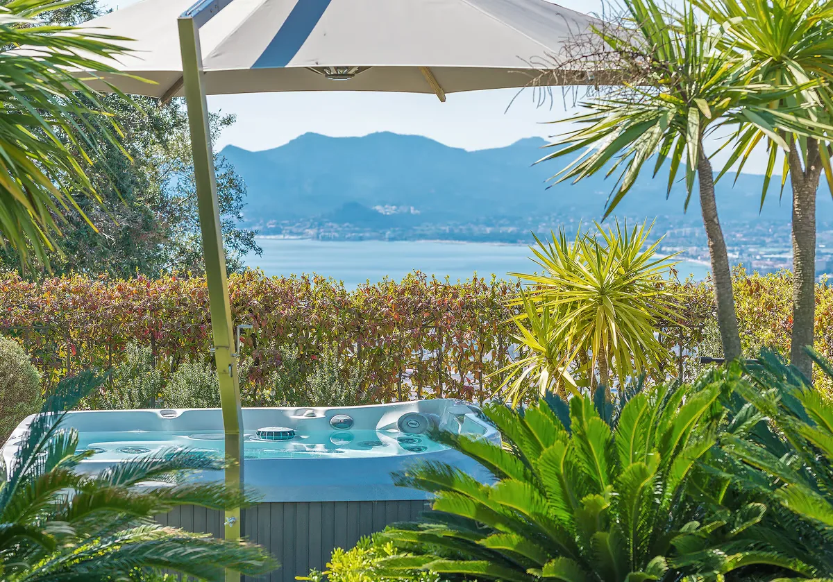 Bain à remous extérieur sous parasol vue mer panoramique