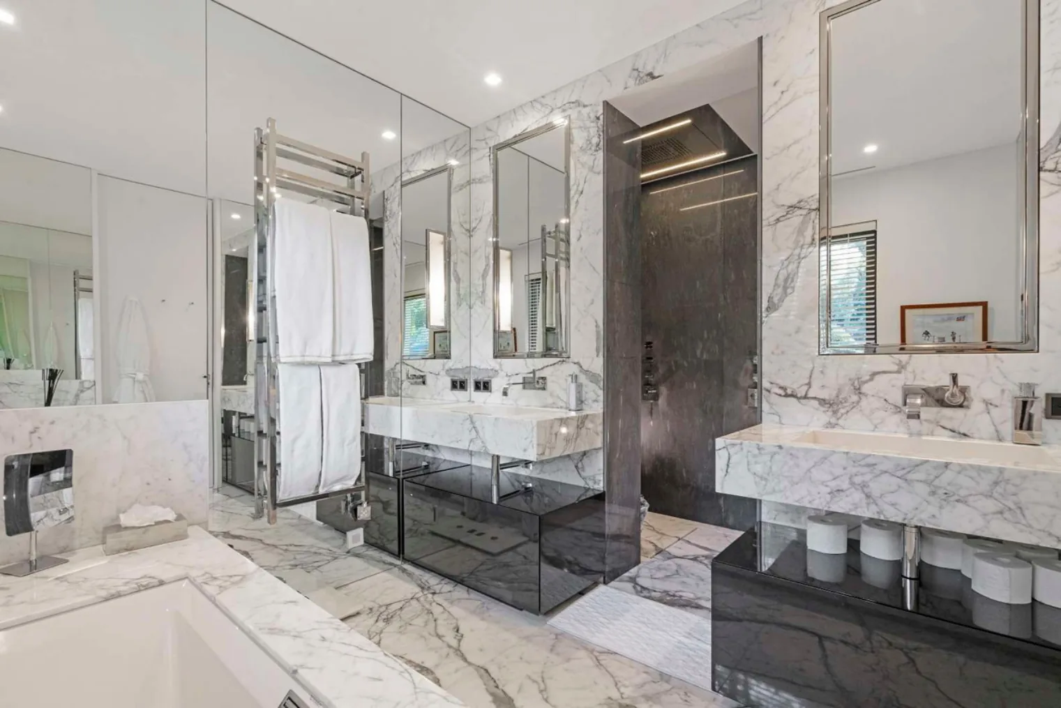 Salle de bain master double, marbre veine