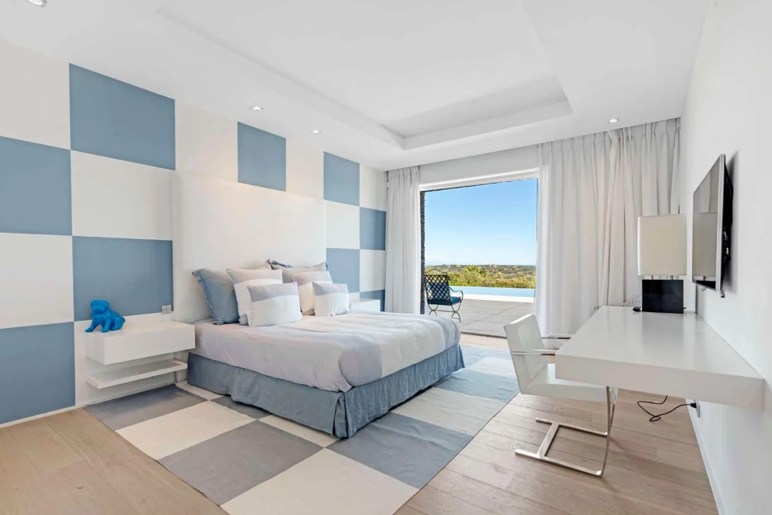 Chambre damier bleu, vue panoramique sur la mer