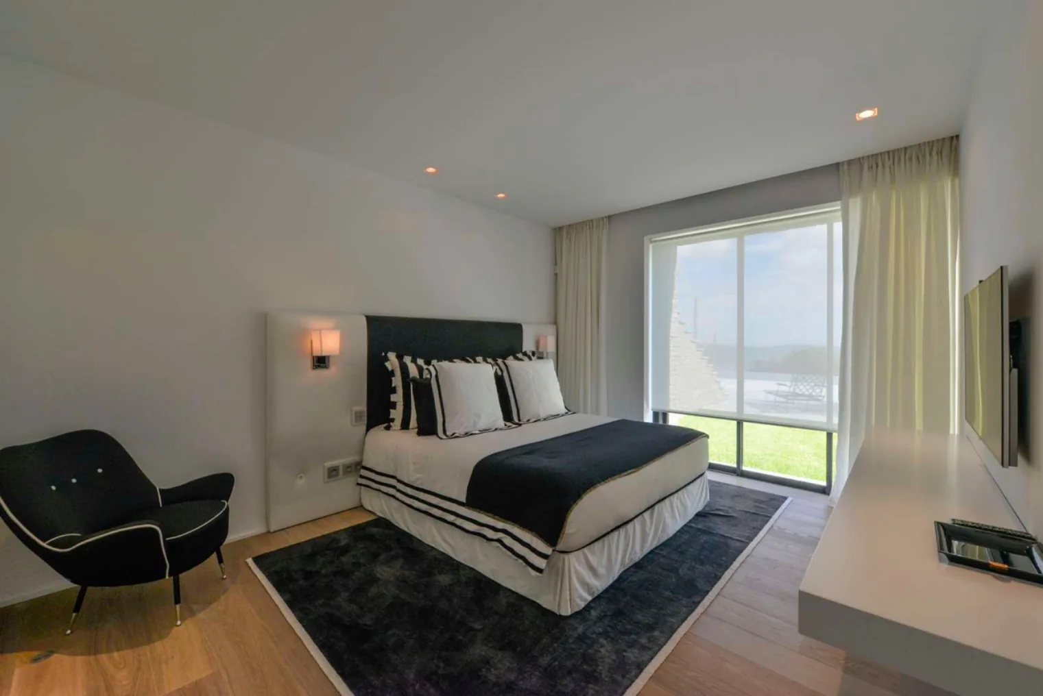 Chambre noir et blanc avec linge raye