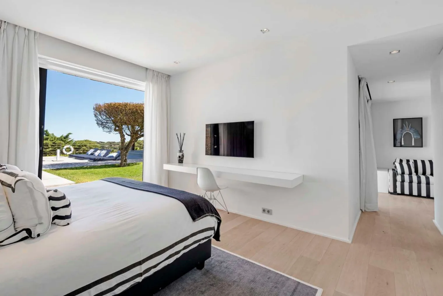 Chambre avec oeuvre From Love to Hate