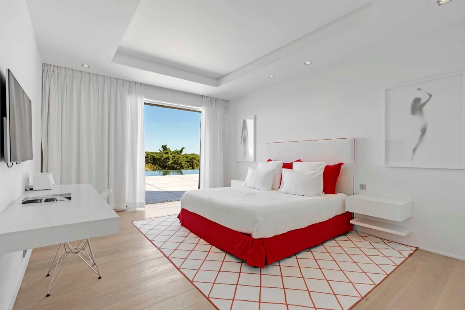 Chambre design rouge et blanc, tapis quadrille