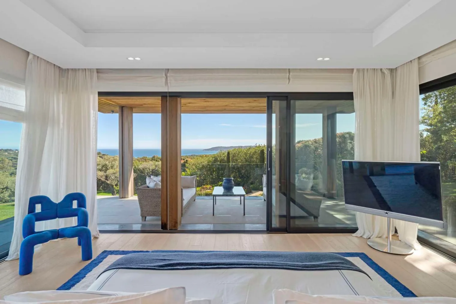 Chambre haute avec TV pivotante, vue baie