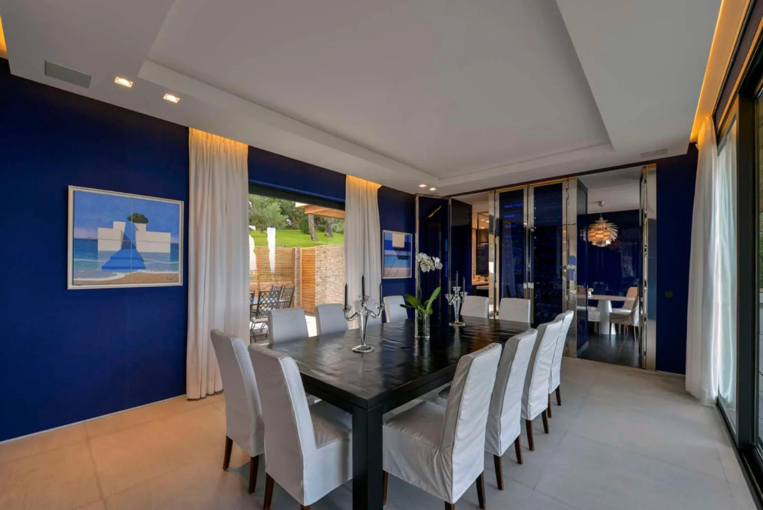 Salle a manger avec oeuvres d'art contemporain bleu