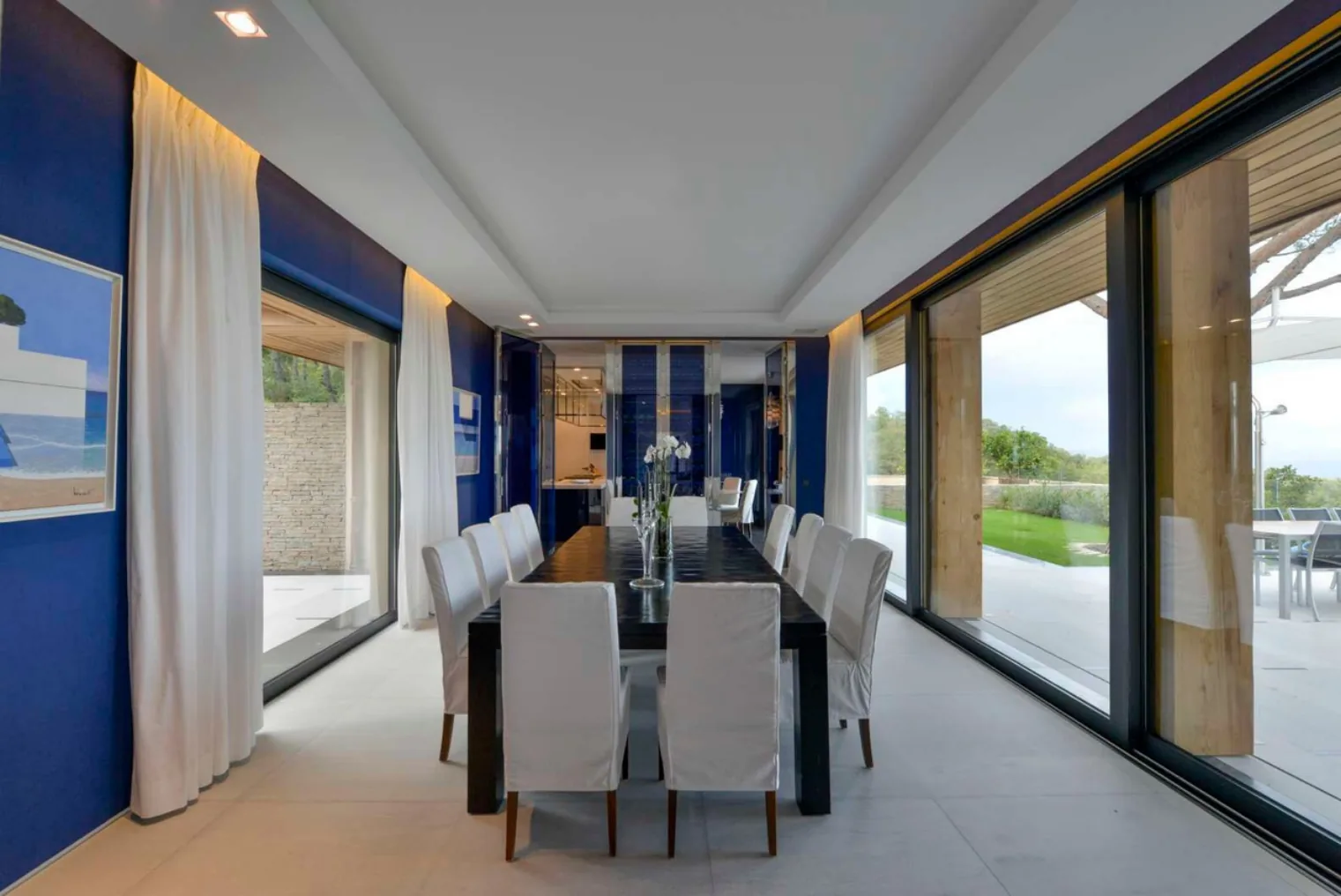 Salle a manger murs bleu Klein, vue jardin