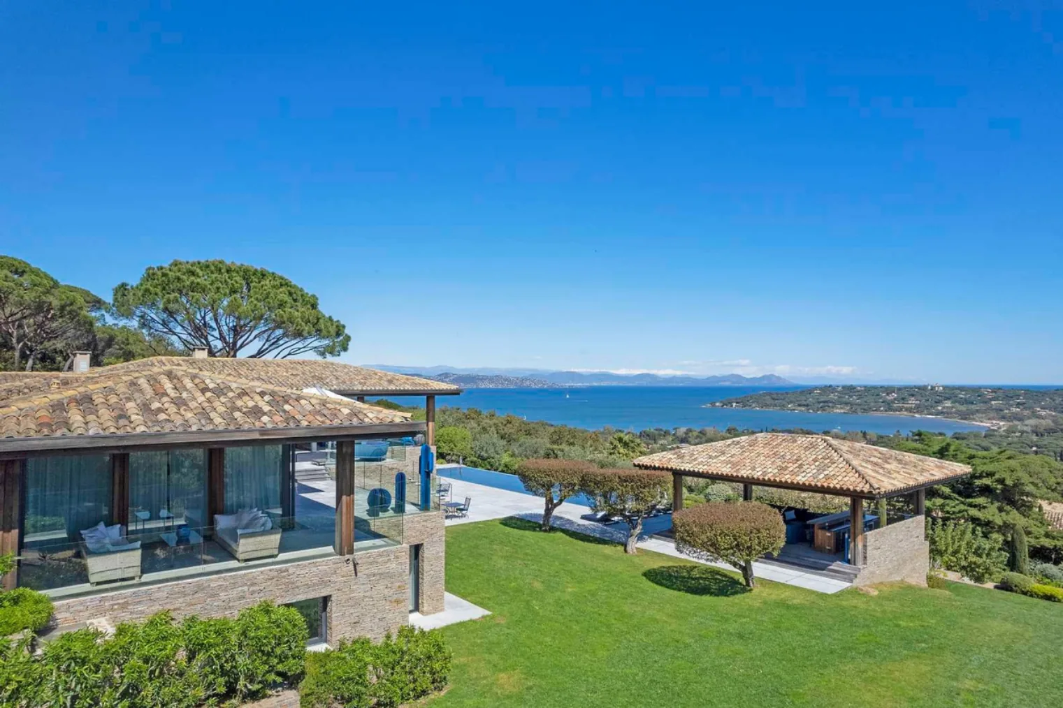 Vue mer depuis la terrasse couverte sur la baie de Pampelonne