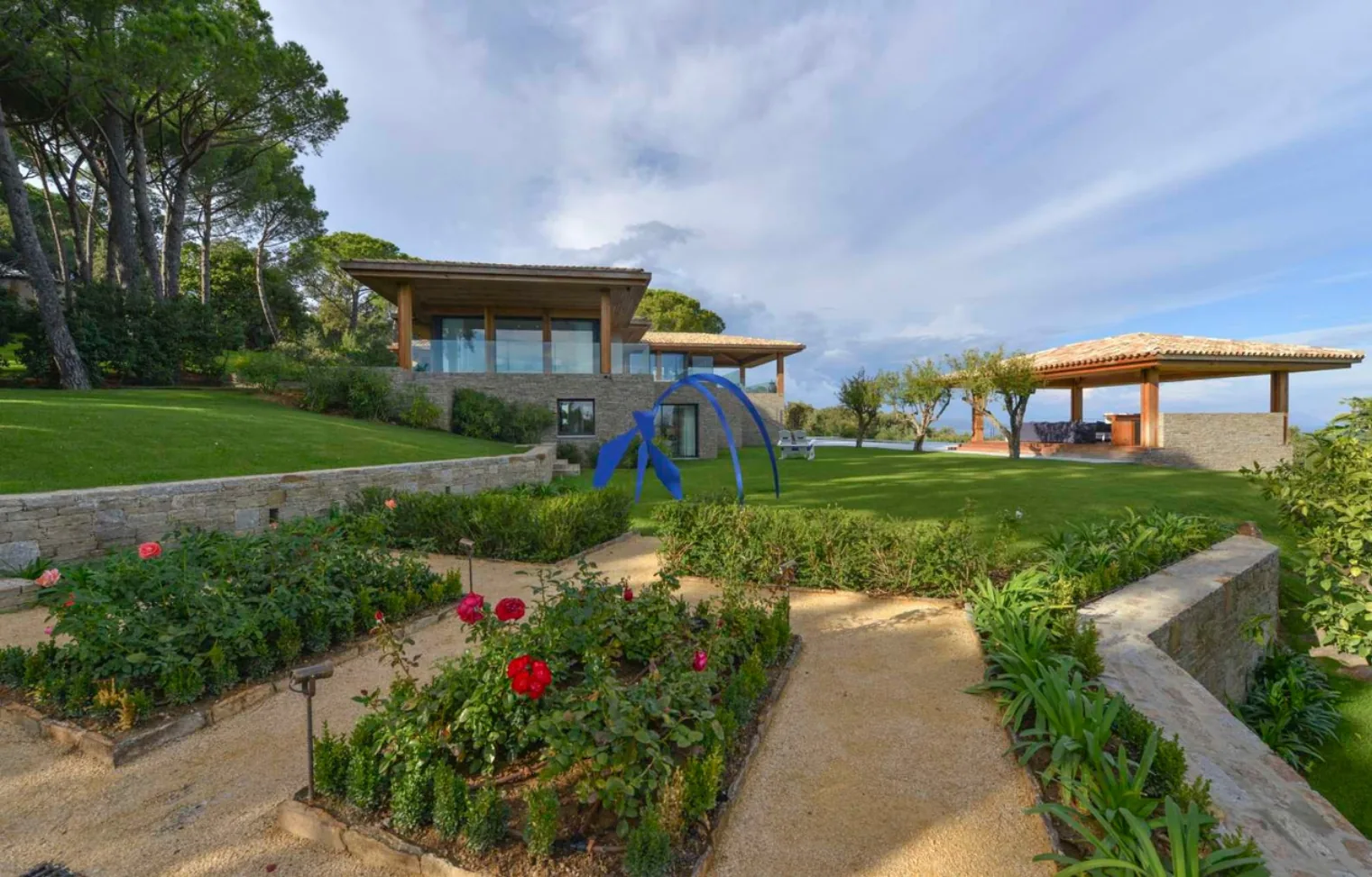 Jardin de roses et sculpture bleue Alexander Calder