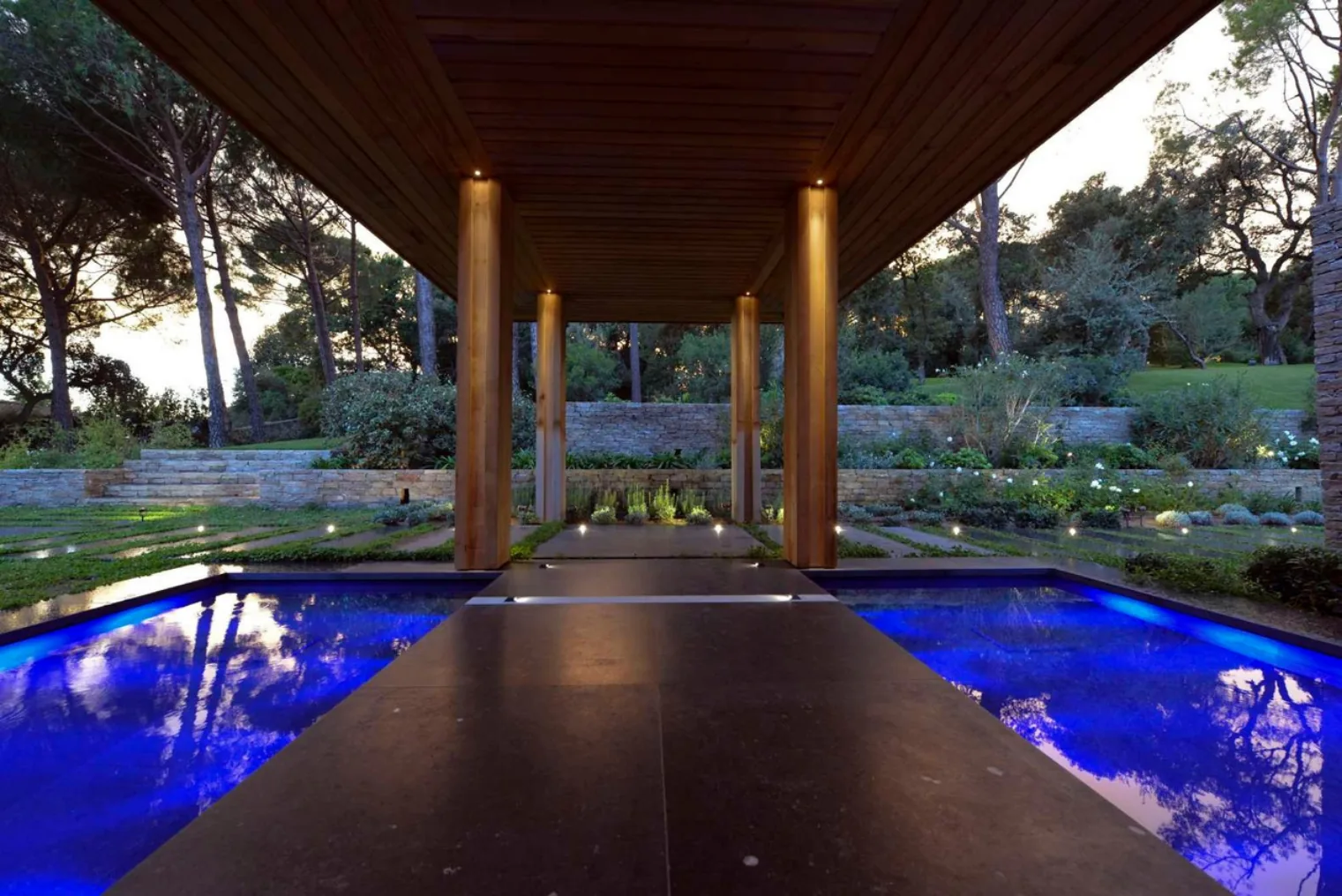 Bassins fontaines illuminees bleu de nuit