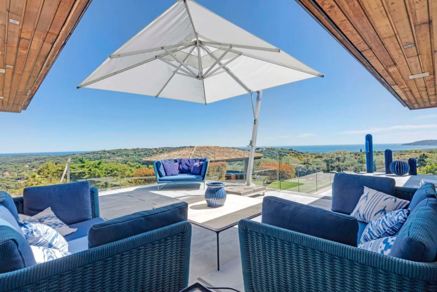 Terrasse avec parasol et cactus bleus design