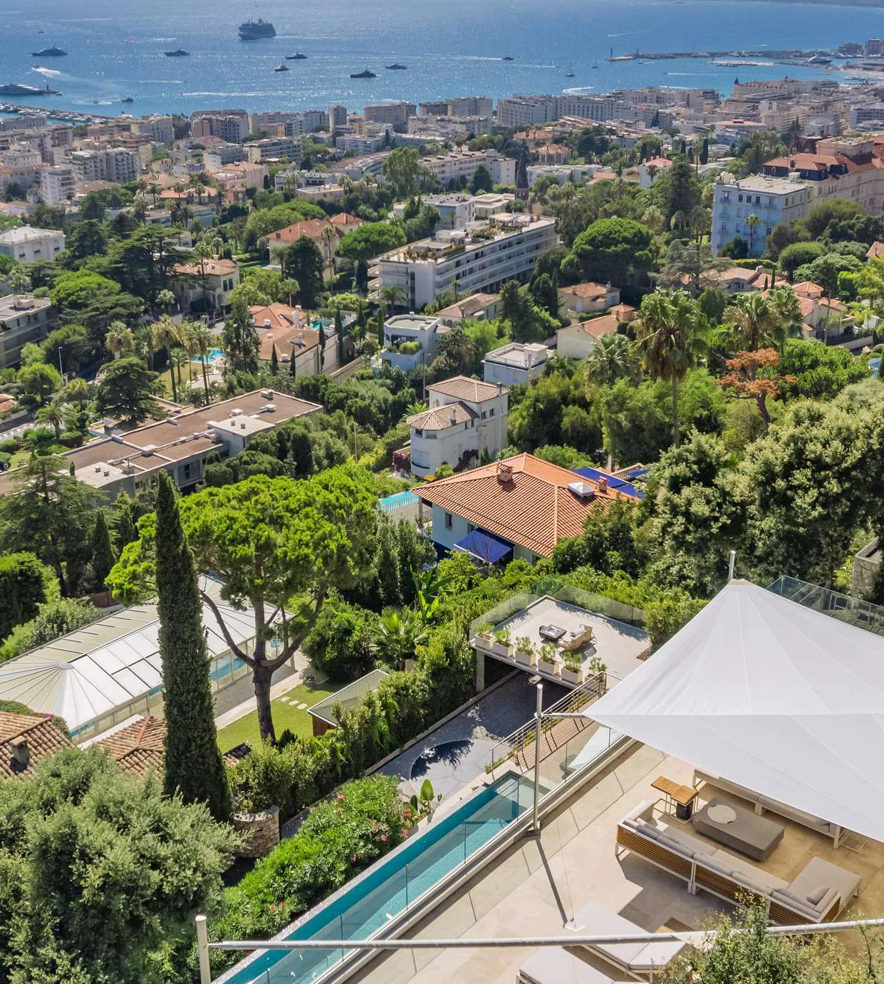 Vue aérienne de la villa avec Cannes et la baie en arrière-plan