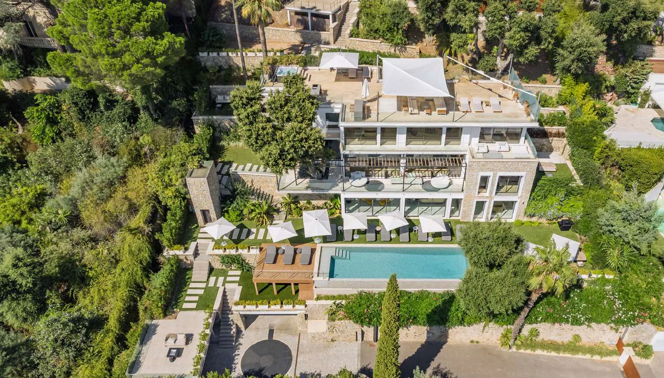 Vue plongeante sur la piscine, la pergola et le toit-terrasse