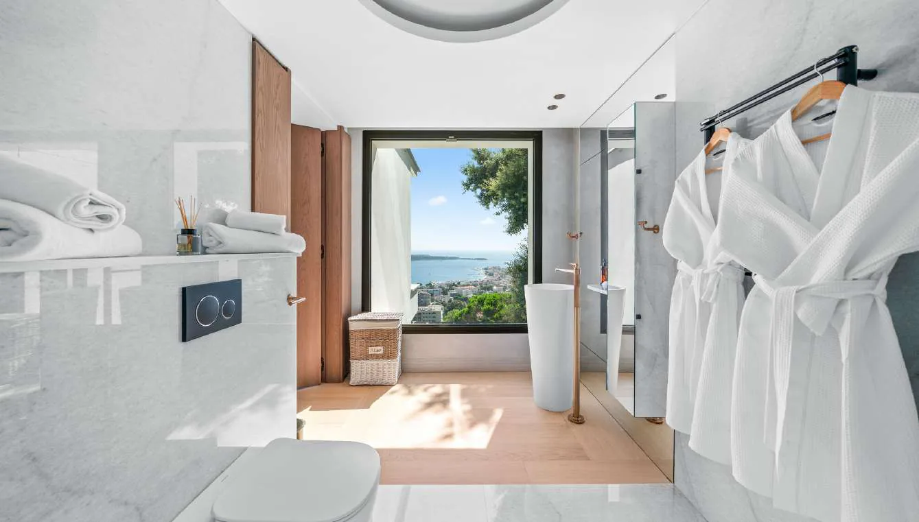 Salle de bain marbre or et noir avec vasque cuivre et miroir LED