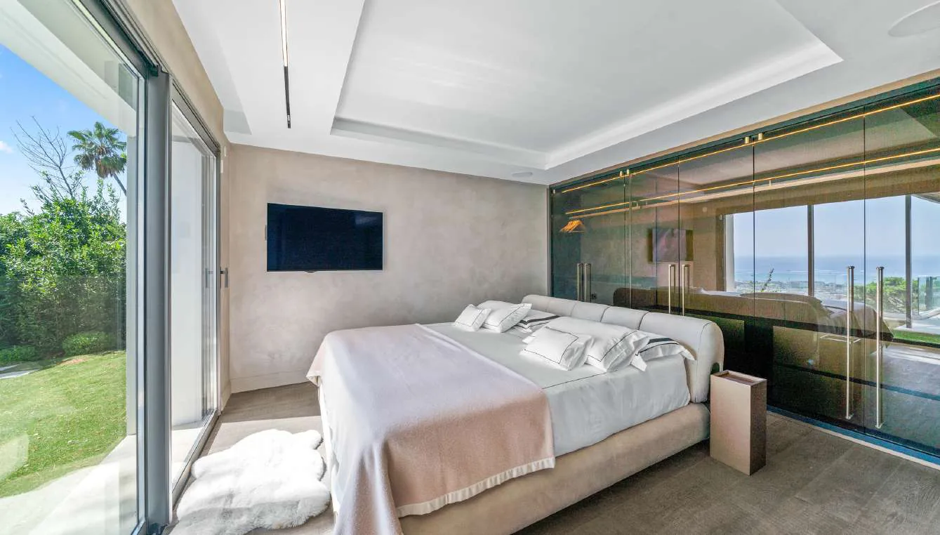 Chambre avec dressing verre intégré et baies vitrées sur jardin