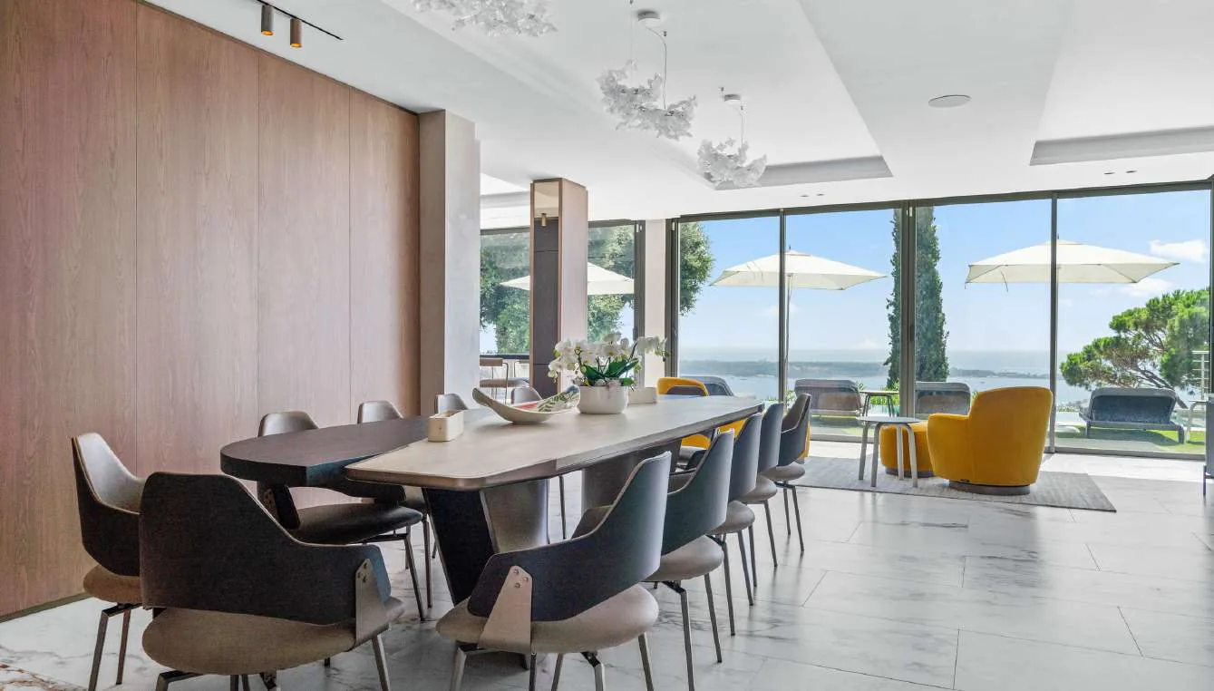 Salle à manger marbre Calacatta avec grande table bois et 12 chaises