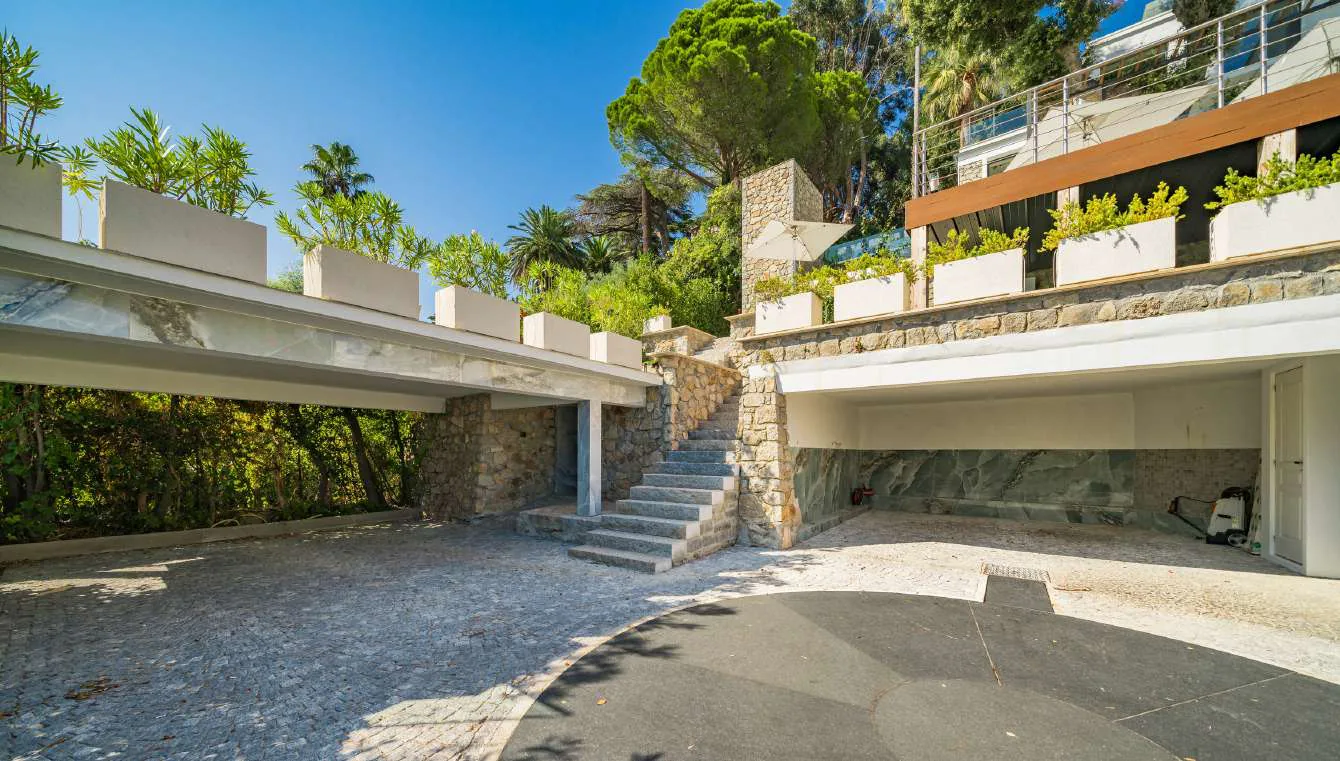 Carport et allée pavée privative avec accès sécurisé à la villa