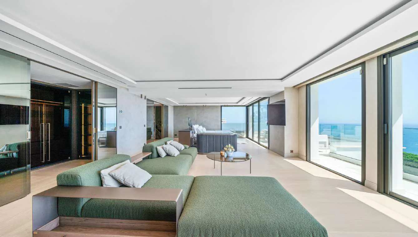 Suite parentale avec lit central, TV et vue mer panoramique sur la baie