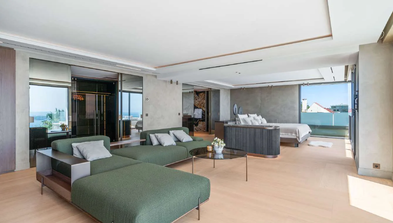 Suite parentale avec banquette verte, dressing et vue baie