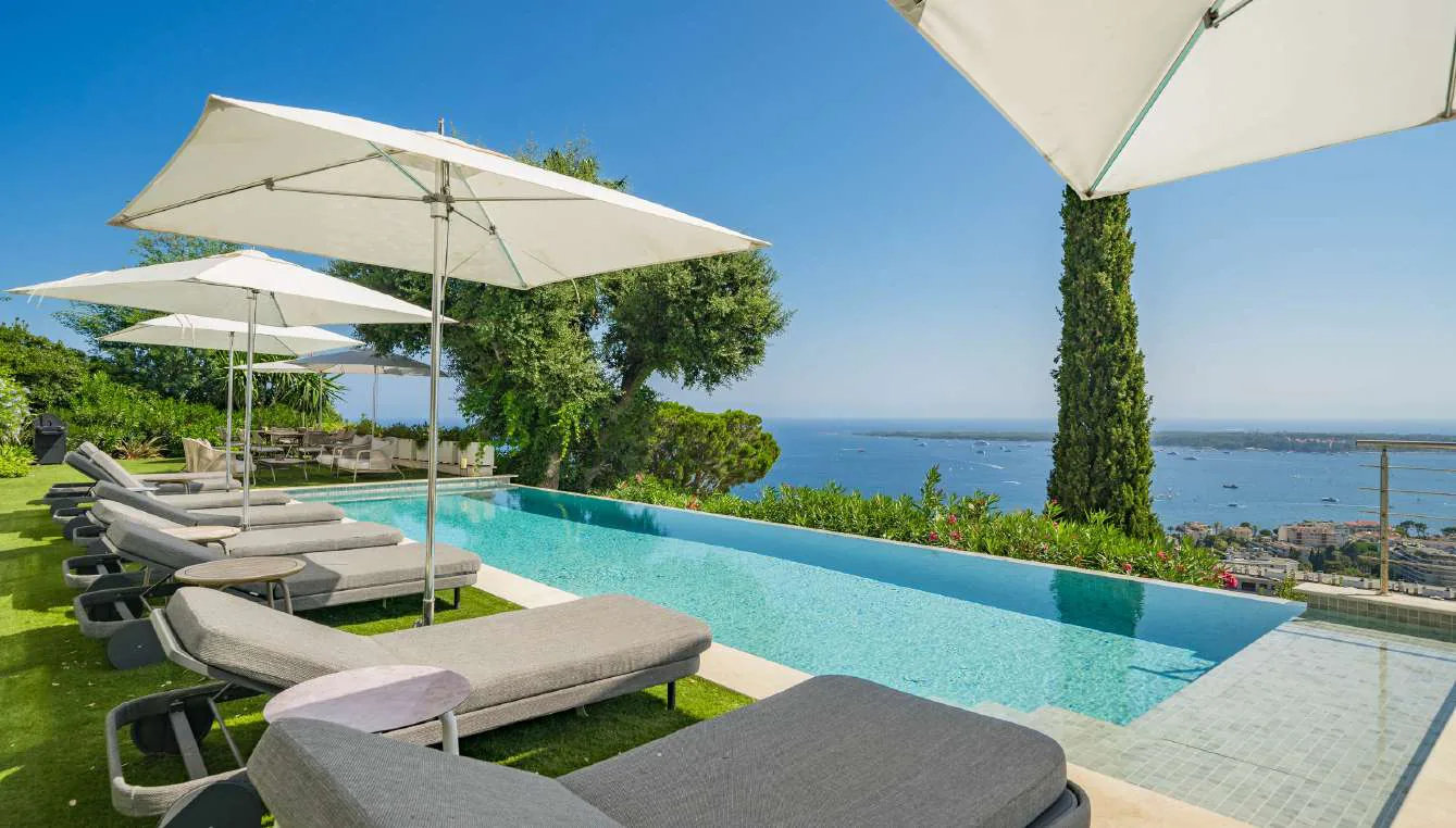 Piscine à débordement et vue panoramique sur la baie de Cannes et l''Estérel