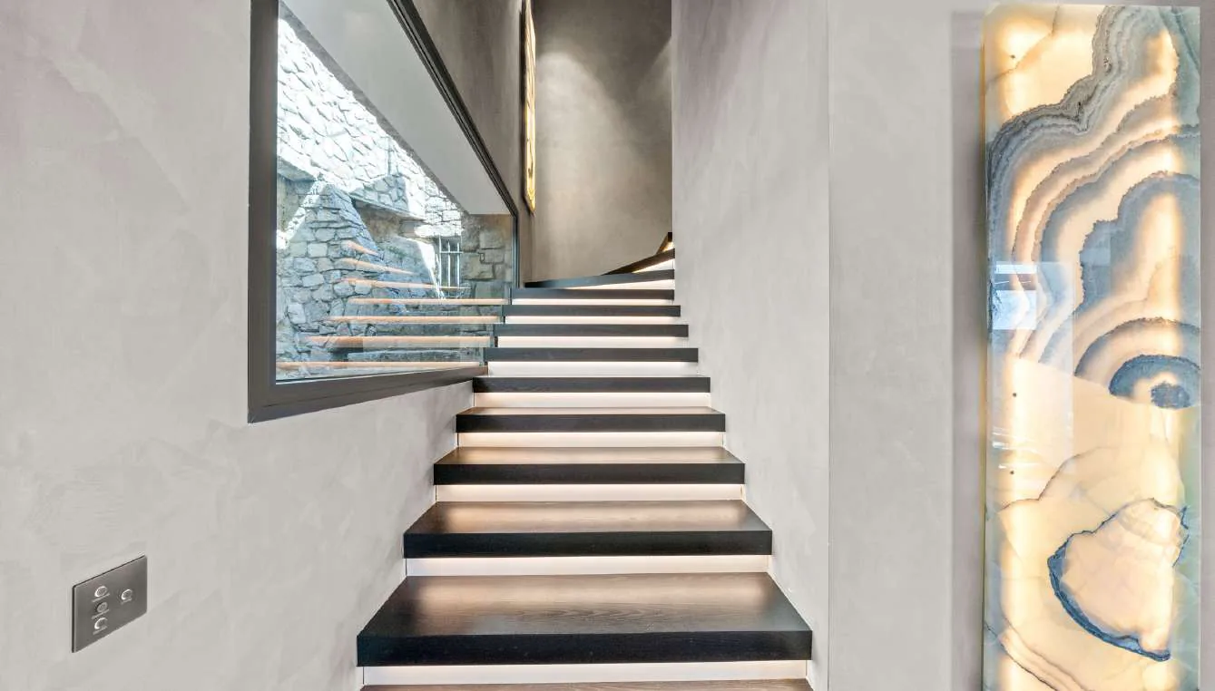 Escalier bois et onyx rétro-éclairé avec verrière sur jardin