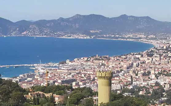 Vue panoramique sur la baie de Cannes depuis la propriété