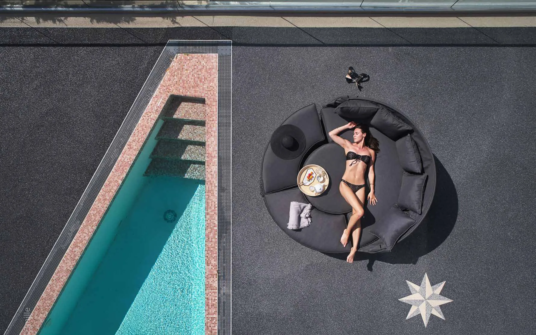 Vue aérienne piscine eau de mer et terrasse solarium