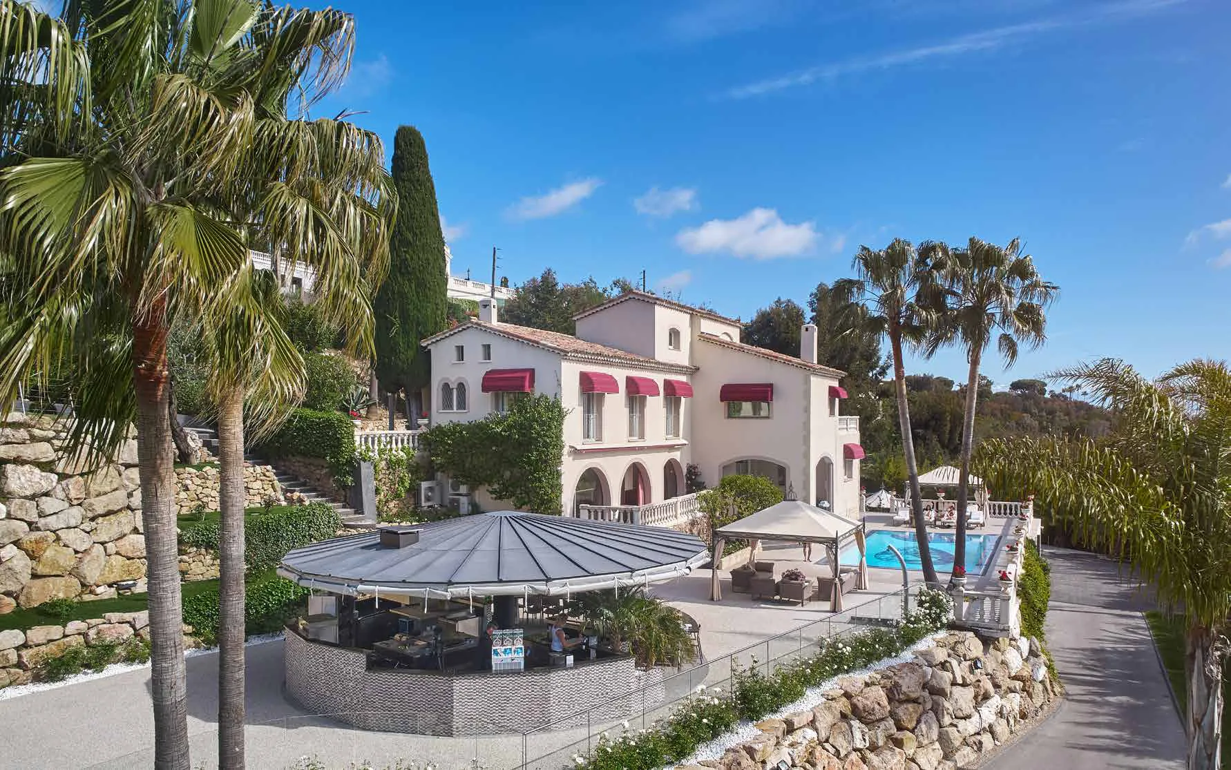 Maison principale provençale avec terrasse piscine et palmiers