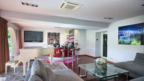 Suite parentale aux nuances mauves avec dressing miroir