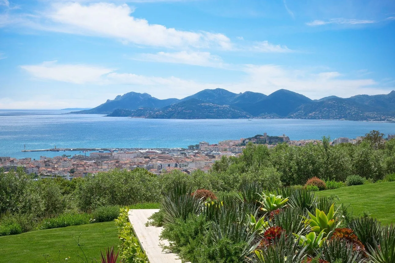 Vue baie de Cannes et montagnes de l Esterel