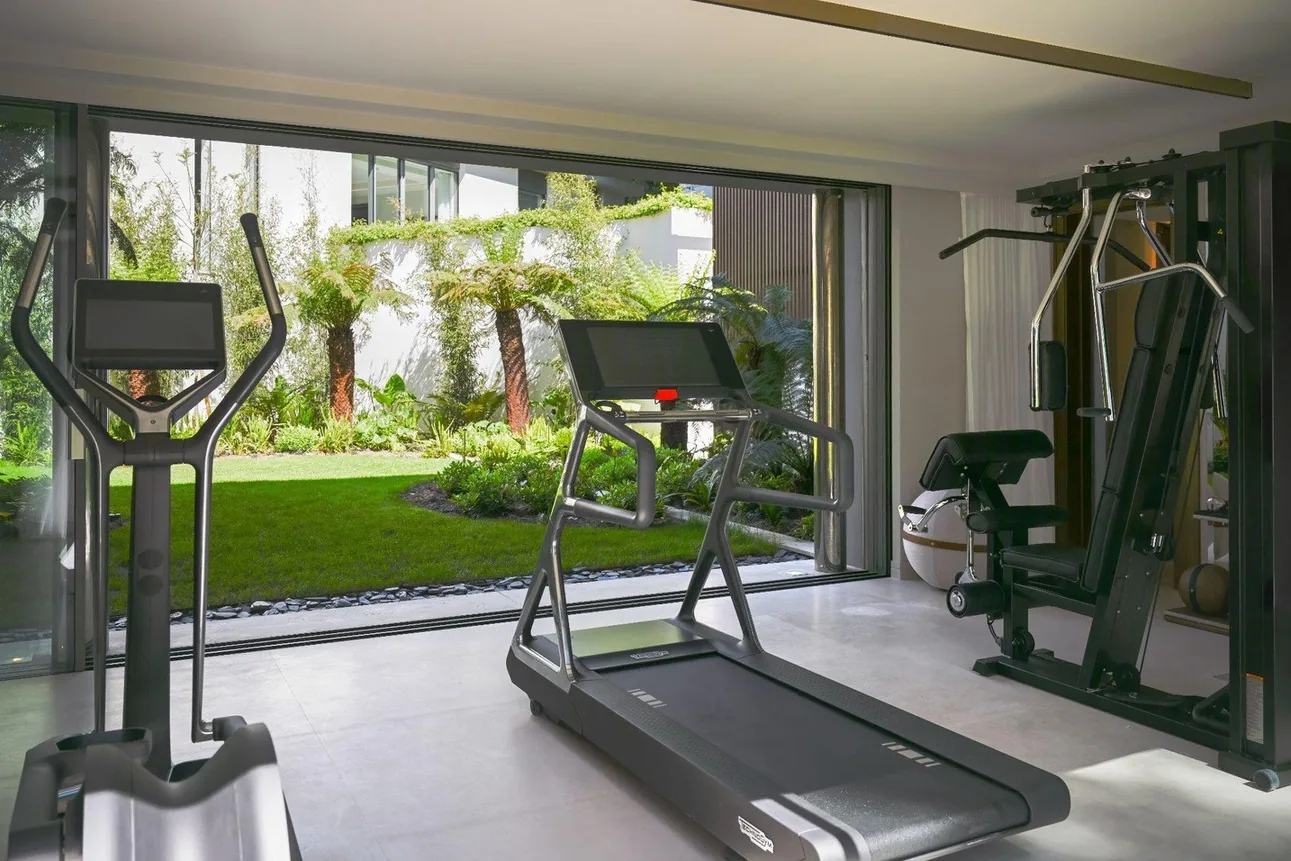 Salle de sport equipee avec vue jardin