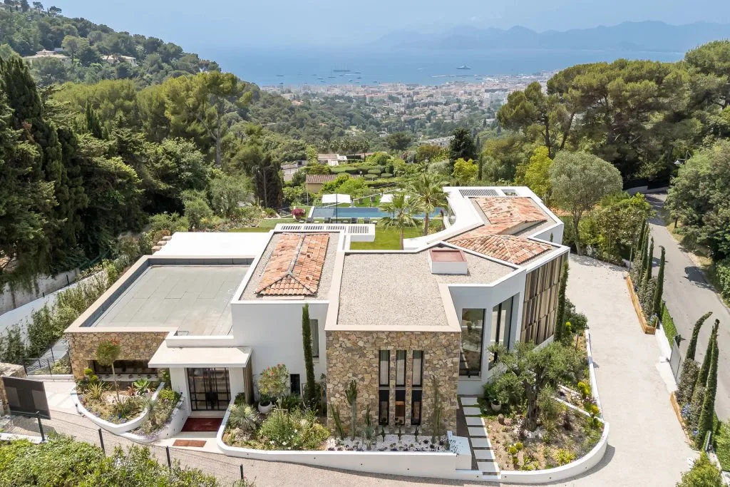 Vue aérienne de la villa contemporaine et de son parc paysagé de 2 200 m²