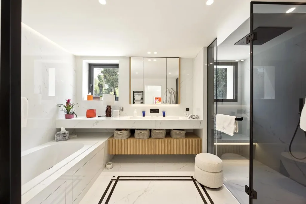 Salle de bain marbre avec baignoire freestanding, double vasque et douche XL