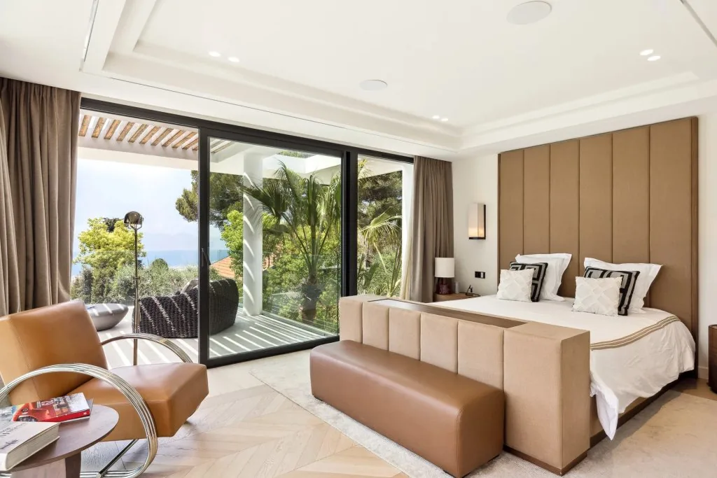 Suite invités avec tête de lit capitonnée beige et banc cuir
