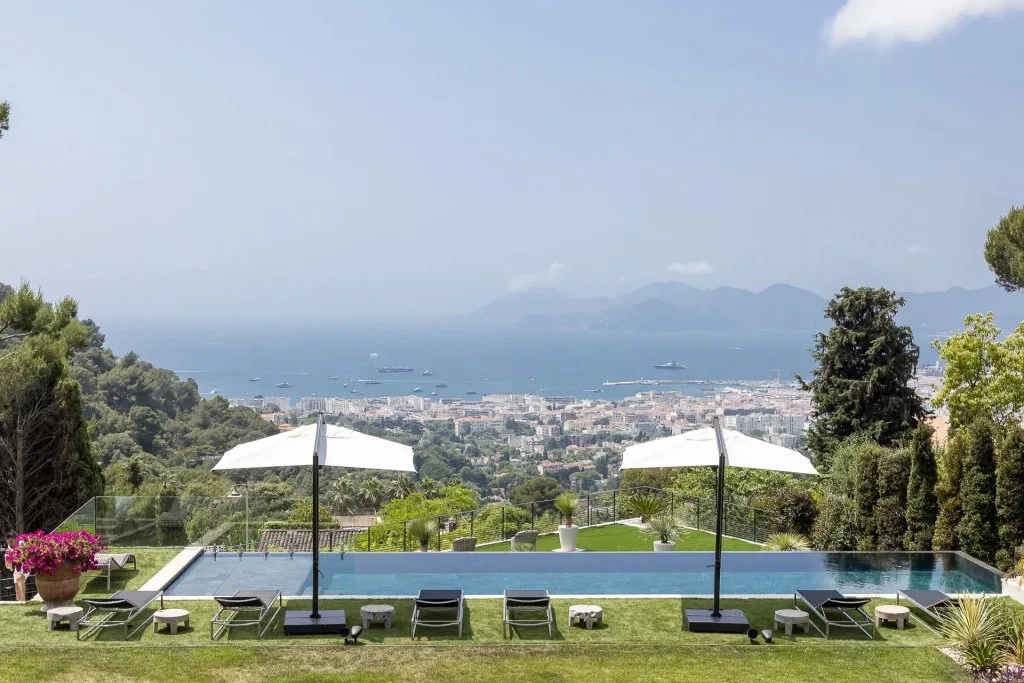 Piscine à débordement et vue panoramique sur la baie de Cannes