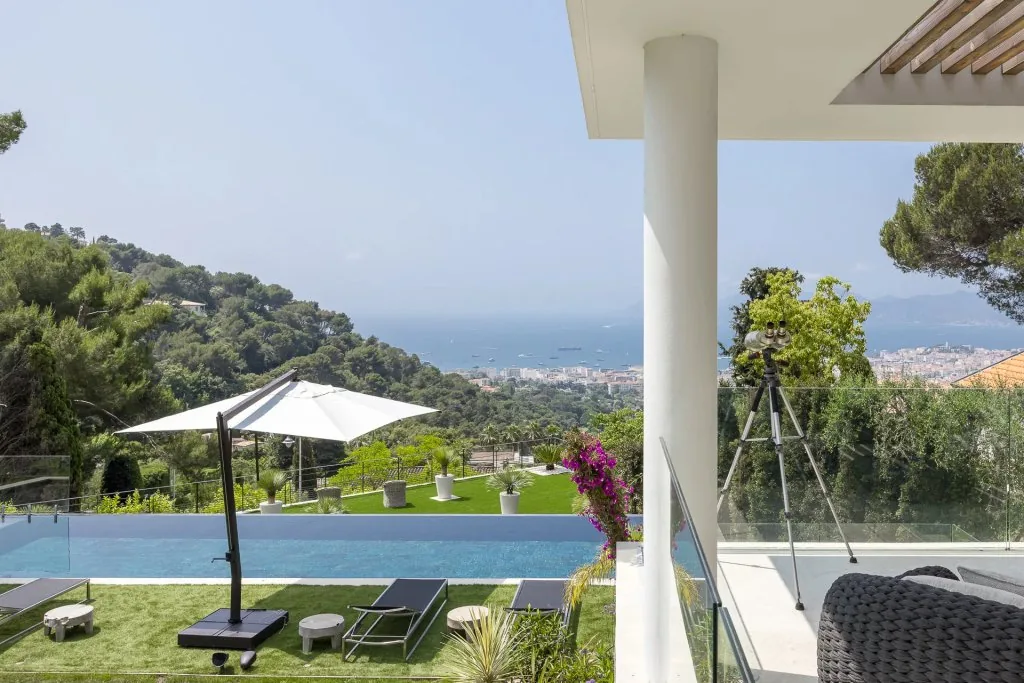 Piscine, parasols et villa avec vue mer panoramique