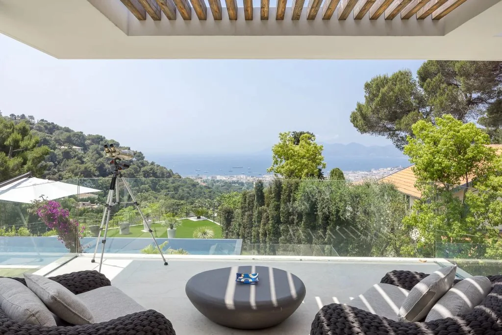 Terrasse rooftop avec lounge et vue panoramique sur la baie de Cannes