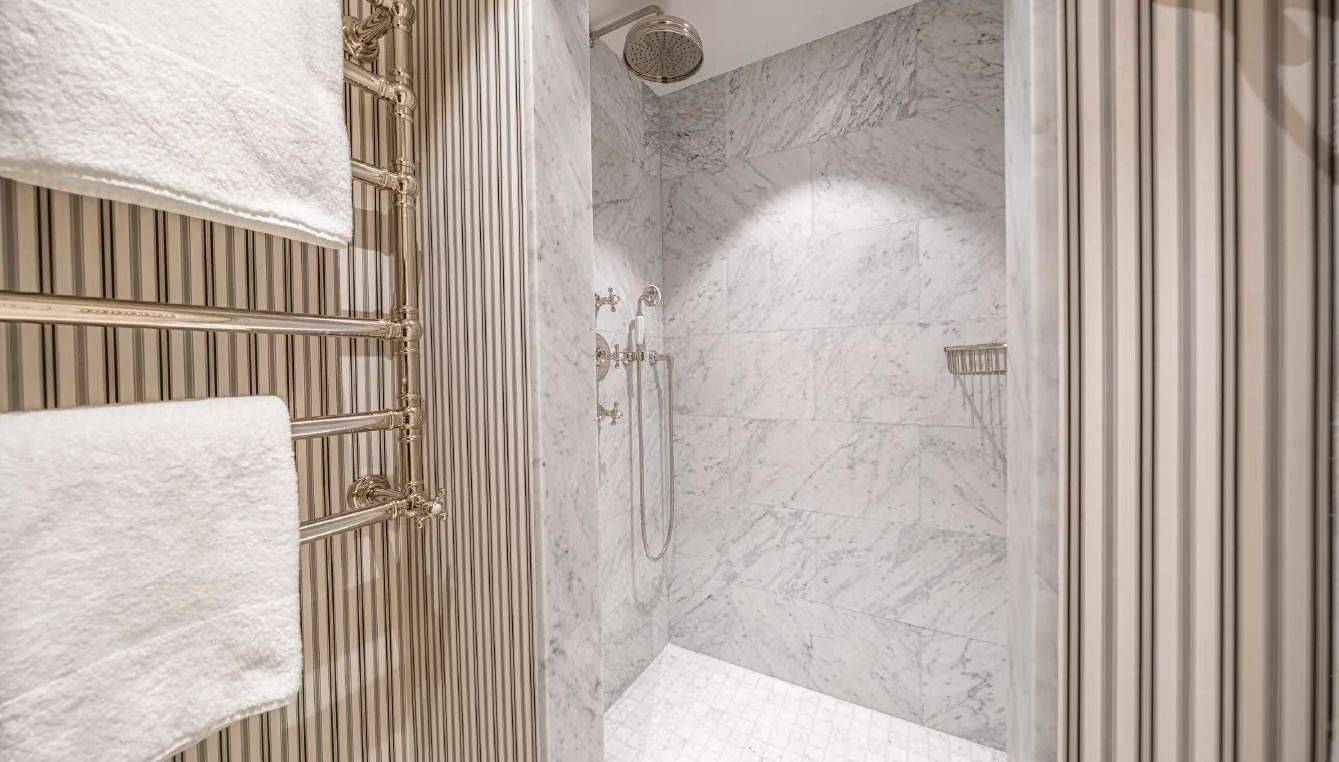 Salle de bain avec vasque en marbre, vanity en bois et miroir rectangle