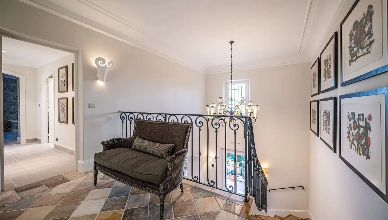 Chambre suite avec coin salon, TV mural, cheminee et plafond voute