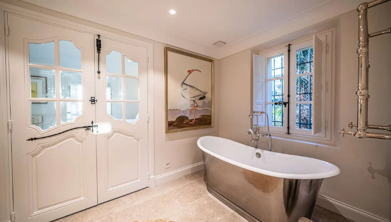 Chambre invites douce lumiere avec TV mural et lit double