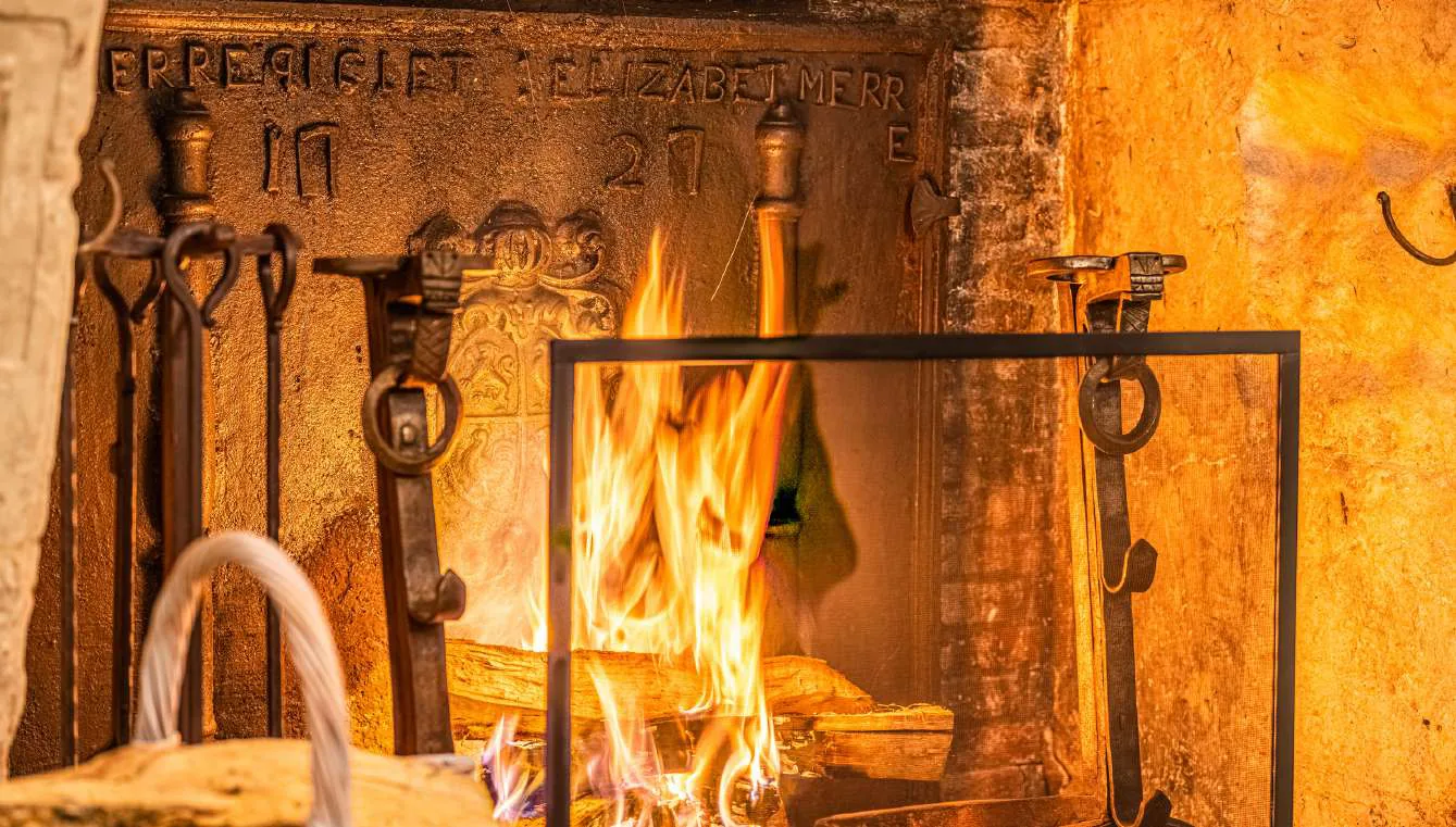 Feu de bois ardent dans une cheminee historique
