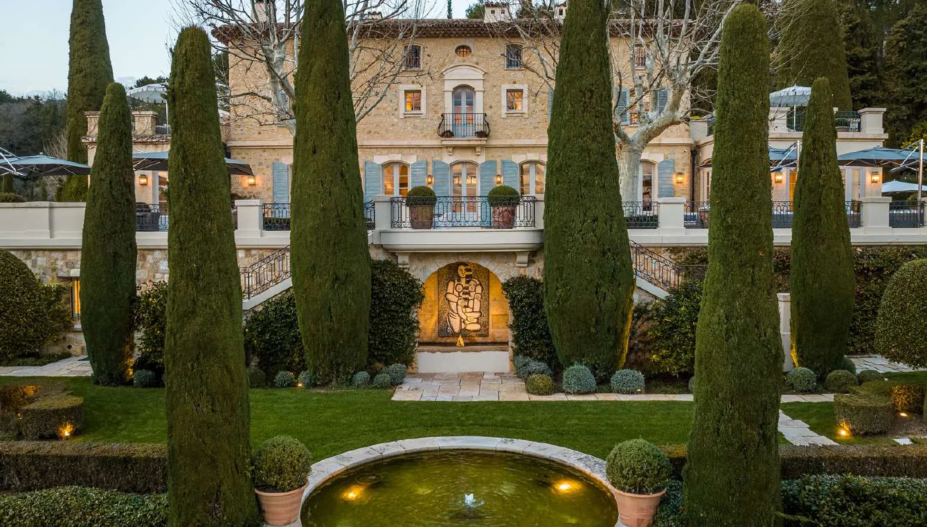 Fontaine circulaire en pierre au coeur du jardin