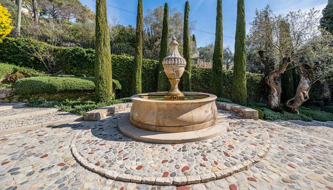 Detail d'une fontaine en urne de pierre dans le jardin mediterraneen